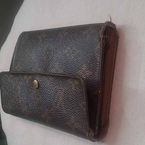 Louis Vuitton Tri fold Wallet-Authentic - Picture 13 of 15